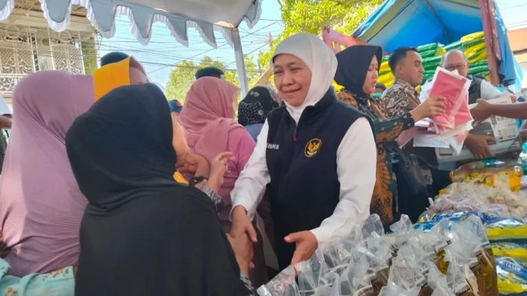 Khofifah Tinjau Pasar Murah Di Kota Pasuruan, Transaksi Tembus Rp93,6 Juta
