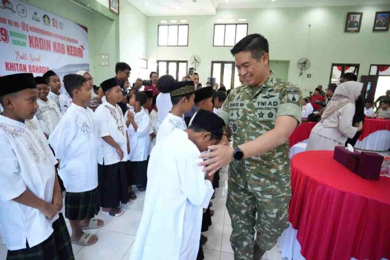 Kodim Kediri Gelar Khitan Bahagia Dan Pengobatan Gratis Sambut Hut Ke-81 Ri