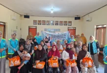 Usai Periksa Kesehatan, 300 Warga Kangean Terima Paket Sembako dari Pemprov Jatim
