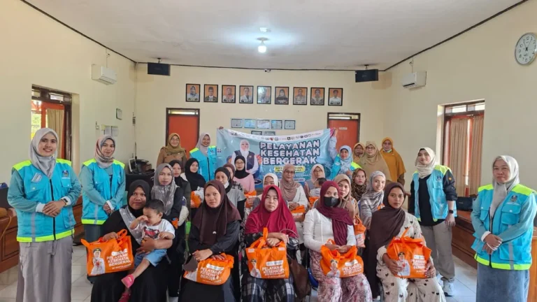 Usai Periksa Kesehatan, 300 Warga Kangean Terima Paket Sembako Dari Pemprov Jatim