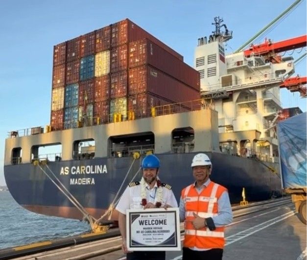 Mv As Carolina Putar Balik Teluk Lamong Kontainer Arang Batok Berasap