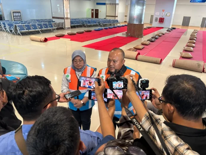 pelindo-posko-terpadu-kmp-mutiara-sentosa-2-tanjung-perak Posko Terpadu Pelindo di Terminal Penumpang Gapura Surya Nusantara Pelabuhan Tanjung Perak melayani korban kebakaran KMP Mutiara Sentosa 2.