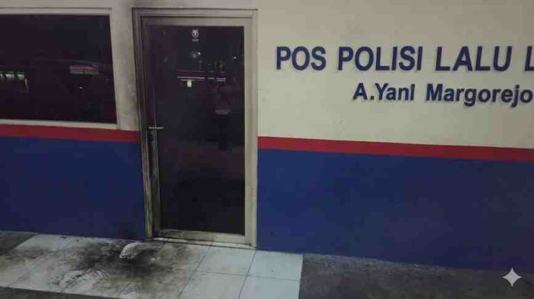 Pos Polisi A Yani Margorejo Surabaya Dilempar Molotov