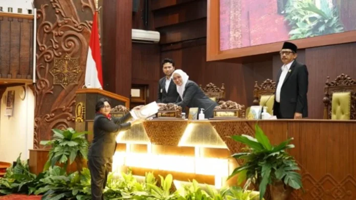 sidang paripurna DPRD Jatim dan Pemprov