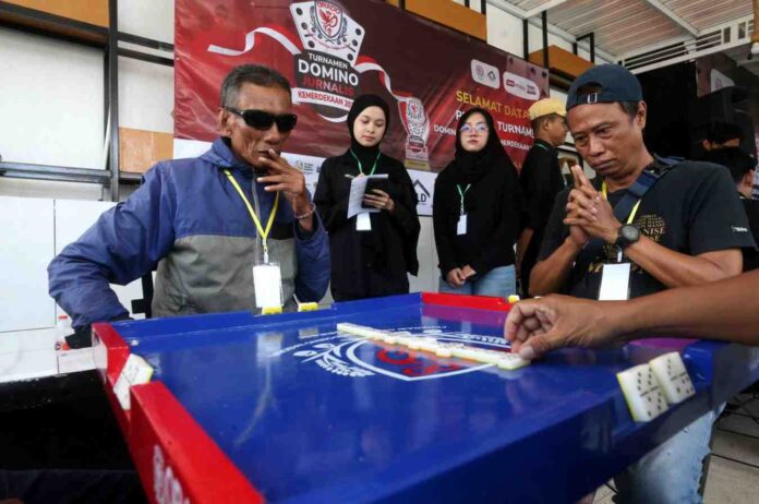 turnamen-domino-kemerdekaan-2026-64-jurnalis-surabaya-adu-strategi 64 jurnalis mengikuti Turnamen Domino Kemerdekaan 2026 di Surabaya