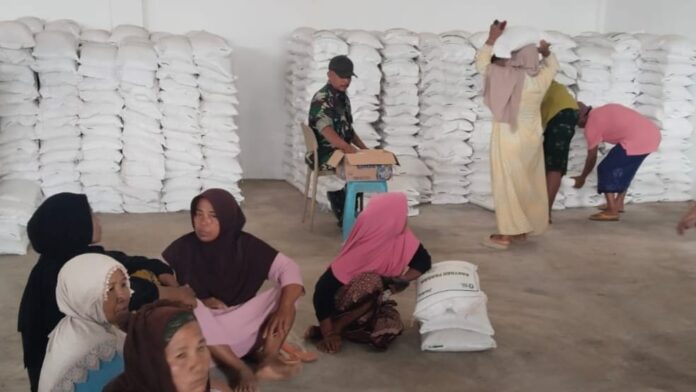 Koramil Proppo Pamekasan kawan beras Babinsa Koramil Proppo Pamekasan kawal penyaluran beras Bulog di Desa Badung