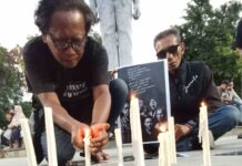 Lima Jurnalis Hilang di Selat Sunda, PFI Surabaya Gelar Doa dan Ingatkan Keselamatan Peliputan Doa bersama PFI Surabaya untuk lima jurnalis yang hilang di Selat Sunda