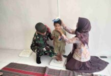 Babinsa Koramil Larangan Pamekasan Dampingi Posyandu ILP di Tentenan Timur, 35 Balita Diperiksa Babinsa Koramil Larangan Pamekasan mendampingi Posyandu ILP di Tentenan Timur