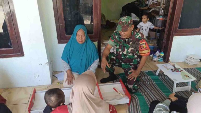 Babinsa Koramil Pamekasan Dampingi Posyandu Di Desa Laden, 20 Balita Dipantau Tumbuh Kembangnya