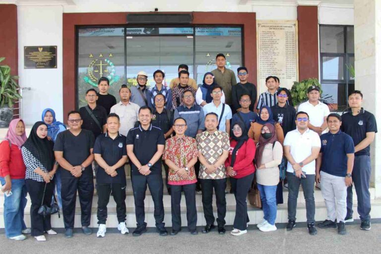 Kejari Pamekasan Tegaskan Keterbukaan, Wartawan Diminta Tak Sungkan Konfirmasi