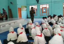 Babinsa Pademawu Tanamkan Wawasan Kebangsaan kepada Pelajar SMAN 2 Pamekasan Babinsa Pademawu memberikan materi bela negara kepada siswa SMAN 2 Pamekasan