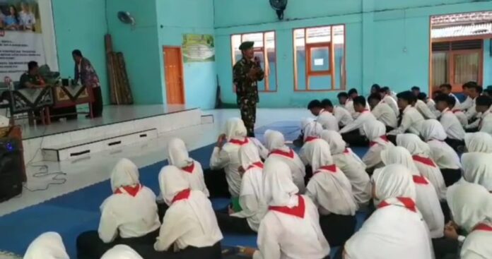 Babinsa Pademawu memberikan materi bela negara kepada siswa SMAN 2 Pamekasan