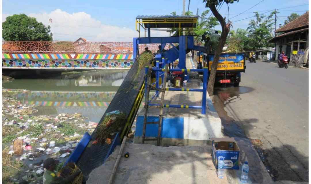 Penampakan Sampah Sungai Gembong Pasuruan 7 Meter Kubik