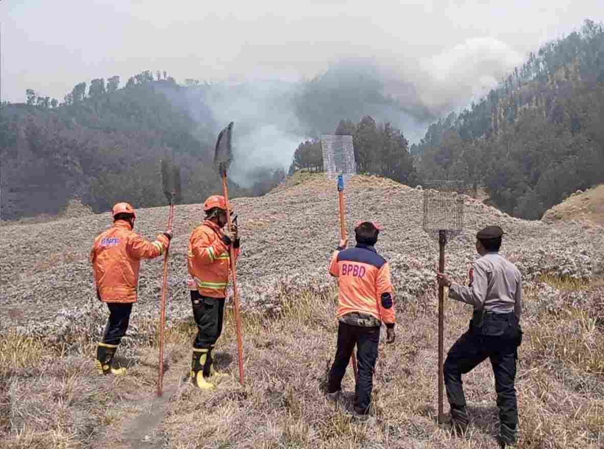Petugas Bpbd Saat Pantau Gunung Bromo