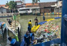 Sampah Sungai Gembong Pasuruan Capai 7 Meter Kubik per Hari, Pemkot Minta Warga Tak Buang Sampah ke Sungai Sampah di hilir Sungai Gembong Pasuruan mencapai 7 meter kubik per hari