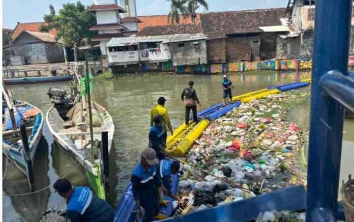 sampah-sungai-gembong-pasuruan-7-meter-kubik Sampah di hilir Sungai Gembong Pasuruan mencapai 7 meter kubik per hari
