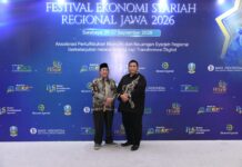 Pemkab Sumenep Sabet Tiga Juara di FESyar Regional Jawa 2026, Ekonomi Syariah Didorong Lebih Membumi Wakil Bupati Sumenep Imam Hasyim menerima penghargaan tiga juara FESyar Regional Jawa 2026