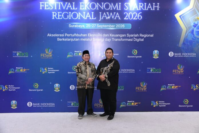 sumenep-tiga-juara-fesyar-regional-jawa-2026 Wakil Bupati Sumenep Imam Hasyim menerima penghargaan tiga juara FESyar Regional Jawa 2026