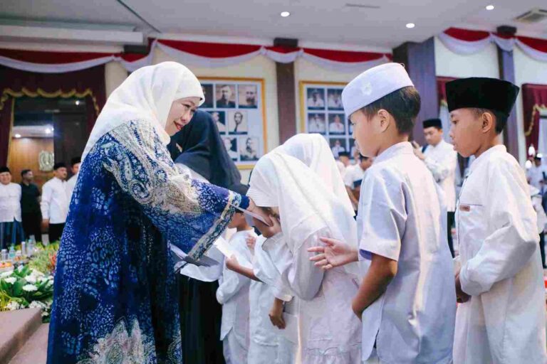 Jelang Hari Jadi Ke-81 Jatim, Khofifah Titip Doa Kepada 81 Anak Yatim Di Gedung Negara Grahadi Surabaya