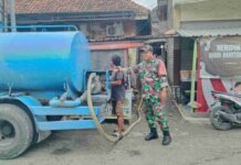 Babinsa Tlanakan Dampingi Distribusi Air Bersih untuk Warga Branta Pesisir Pamekasan