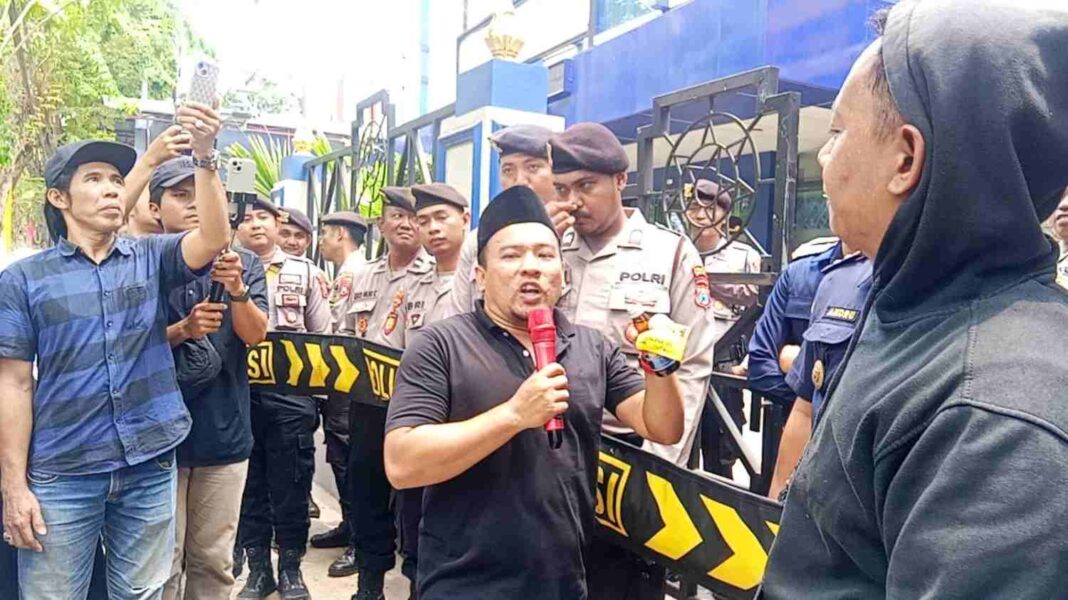 Aksi FORMASI dan TPVN di Kantor Bea Cukai Madura mempertanyakan penanganan 917 bal rokok ilegal dari Polres Pamekasan