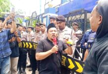 Nasib 917 Bal Rokok Ilegal Dipertanyakan, FORMASI dan TPVN Desak Bea Cukai Madura Bertindak Aksi FORMASI dan TPVN di Kantor Bea Cukai Madura mempertanyakan penanganan 917 bal rokok ilegal dari Polres Pamekasan