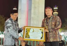 Terima Penghargaan Tokoh Nusantara, Ali Zainal Abidin Tolak Politik Praktis Ali Zainal Abidin menerima Influential Leader Awards 2026 di Pamekasan.