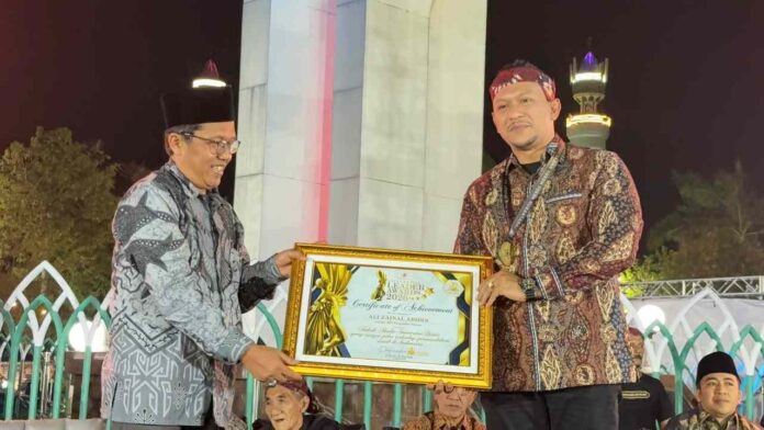 ali-zainal-abidin-penghargaan-tokoh-nusantara-2026 Ali Zainal Abidin menerima Influential Leader Awards 2026 di Pamekasan.
