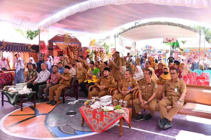 Bupati Sumenep Achmad Fauzi mendorong pelajar memperkuat budaya literasi. Di tengah derasnya informasi digital, pelajar diminta kritis memeriksa sumber dan kebenaran informasi.