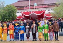 Gubernur Khofifah Pimpin Peringatan Sumpah Pemuda Jatim di Pamekasan, Jejak Tokoh Madura Menguatkan Nasionalisme Gubernur Khofifah memimpin upacara Sumpah Pemuda ke-98 Jawa Timur di Pamekasan
