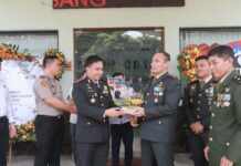 Kapolres Jombang Datangi Tiga Markas TNI, Bawa Tumpeng di HUT ke-81 Kapolres Jombang Yanto Mulyanto beri kejutan HUT ke-81 TNI