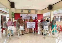 KEI Salurkan 10 Sepeda Rombong untuk Pedagang Perempuan Pagerungan Kecil
