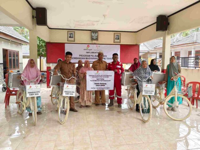 kei-salurkan-10-sepeda-rombong-pedagang-perempuan-pagerungan-kecil