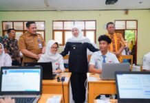 438.126 Murid di Jatim Ikuti TKA, Khofifah Ingatkan Orang Tua Tak Bebani Anak Pelaksanaan TKA 2026 bagi murid SMA, SMK, SLB dan sederajat di Jawa Timur dijadwalkan berlangsung secara bertahap pada 26 Oktober hingga 8 November 2026.