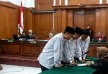 Sandal Crocs Berujung Maut, Empat Terdakwa Kematian Thomas Disidang di PN Surabaya