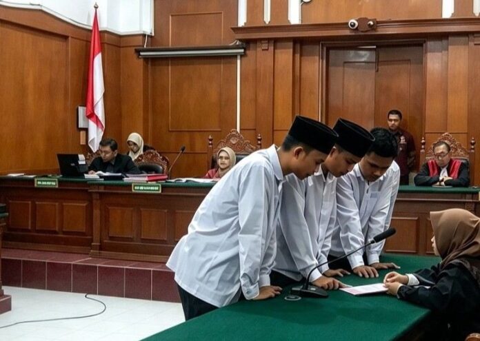 para terdakwa disidang di pn Surabaya