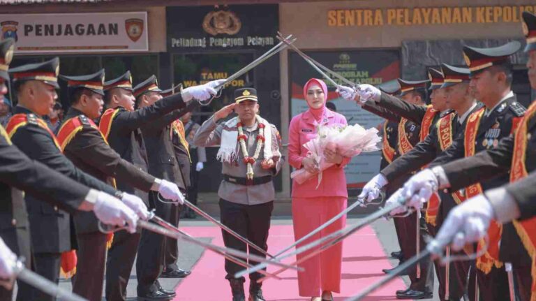 Estafet Kepemimpinan Polres Jombang Berganti, Ardi Kurniawan Pamit Lewat Pedang Pora