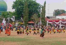 100 Penari Makan Ati Meriahkan Sumpah Pemuda Jatim, Bocah Pamekasan Tampil di Hadapan Gubernur Khofifah Penampilan penari Sanggar Seni Makan Ati dengan musik daul Madura pada Sumpah Pemuda Jatim 2026 di Pamekasan