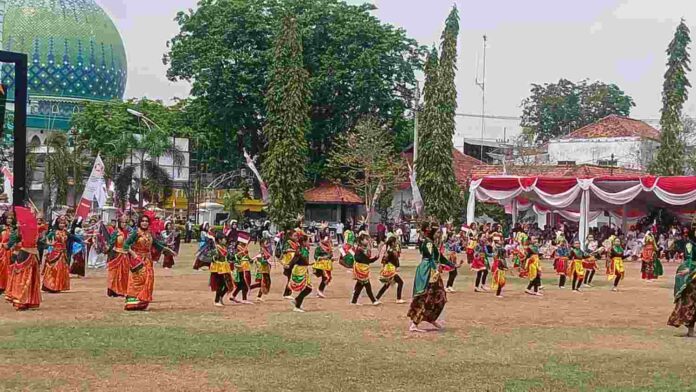 sumpah-pemuda-jatim-penari-makan-ati-pamekasan-2026 Penampilan penari Sanggar Seni Makan Ati dengan musik daul Madura pada Sumpah Pemuda Jatim 2026 di Pamekasan