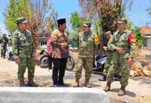 TMMD ke-130 Kodim Pamekasan Hadir di Desa Jarin, Kades Zuhri: Harapan Warga Mulai Terwujud Prajurit TNI dan warga dalam kegiatan TMMD ke-130 Kodim Pamekasan di Desa Jarin