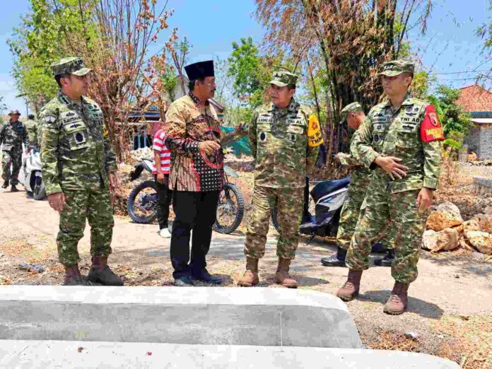 Prajurit TNI dan warga dalam kegiatan TMMD ke-130 Kodim Pamekasan di Desa Jarin